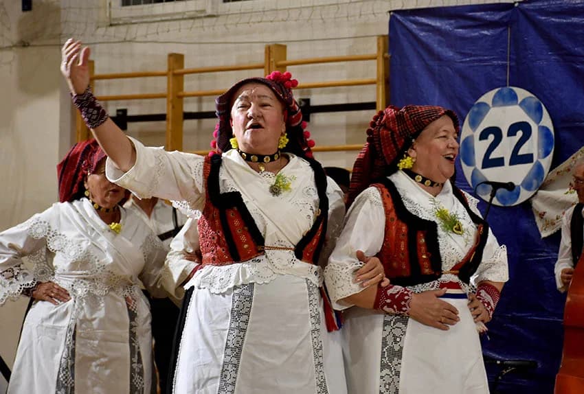 ODRŽANA 22.SMOTRA FOLKLORA U JAKŠIĆU: Nastupili folkloraši koji čuvaju tradiciju od zaborava