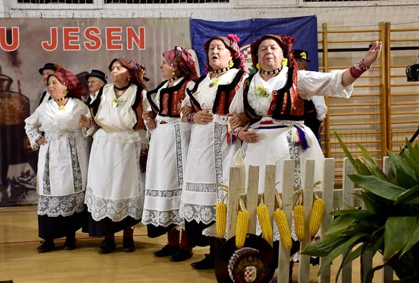 ODRŽANA 22.SMOTRA FOLKLORA U JAKŠIĆU: Nastupili folkloraši koji čuvaju tradiciju od zaborava