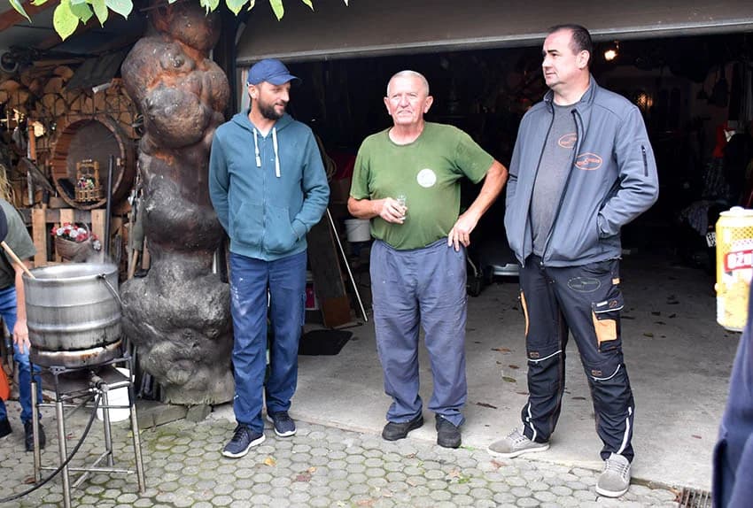 Berba je povod za okupljanje i druženje [FOTO]