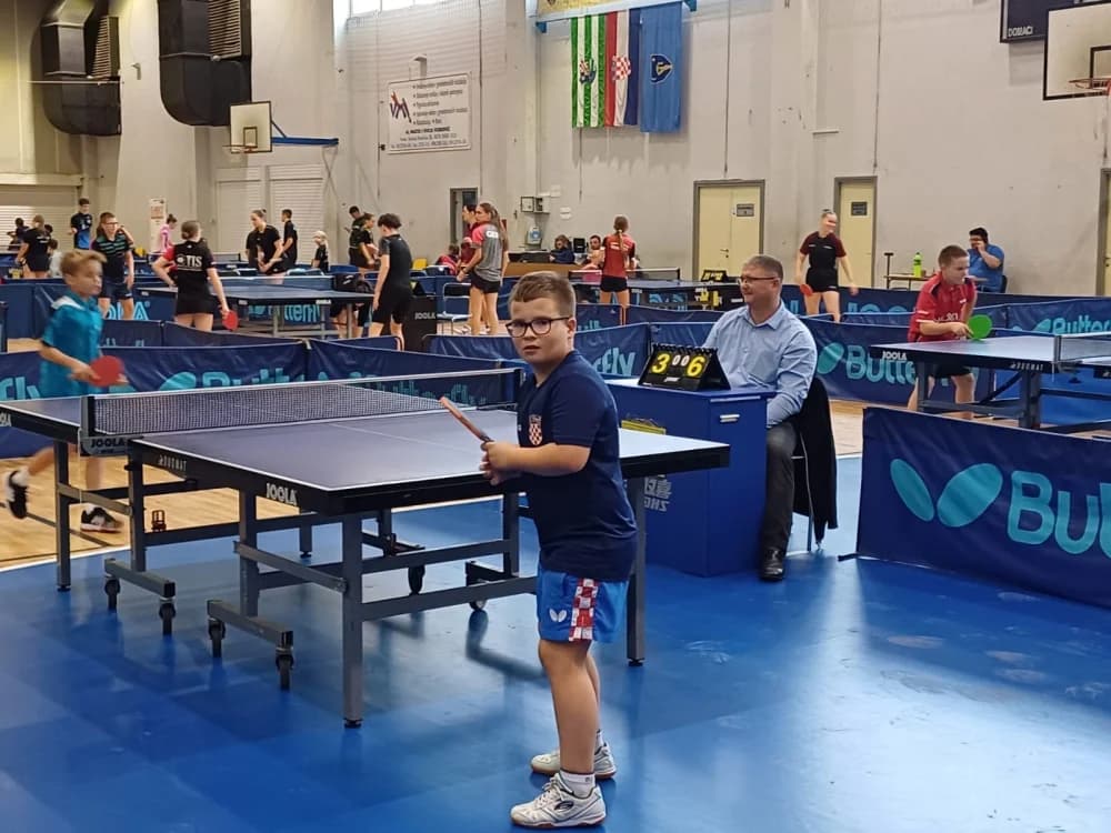 USPJEŠNI SPORTAŠI: Stolnotenisači Tom Pirc i Ivan Smiljanić na pobjedničkom postolju
