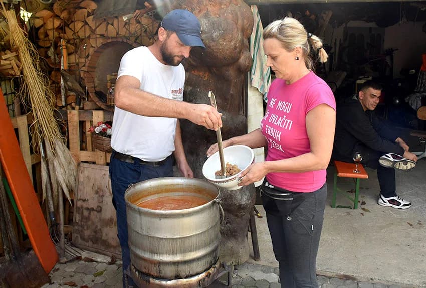 Berba je povod za okupljanje i druženje [FOTO]