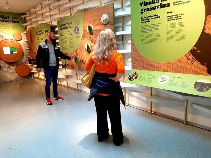 [FOTOZABILJEŠKA] Pjevačica Blanka Došen u Pleternici posjetila Muzej bećarca, Knjižnicu i Vinariju Markota