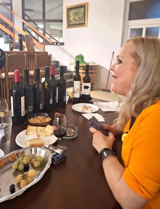 [FOTOZABILJEŠKA] Pjevačica Blanka Došen u Pleternici posjetila Muzej bećarca, Knjižnicu i Vinariju Markota