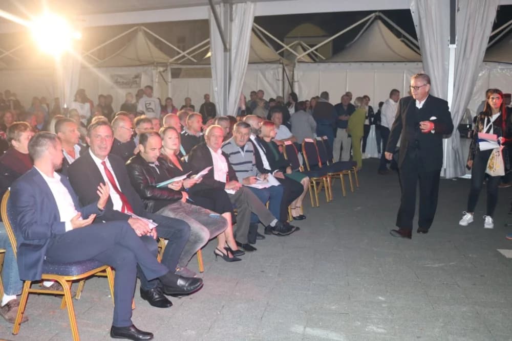 Požeško-zagrebački tamburaši Divne godine pobjednici prvog Lika festa 2023. /FOTO/