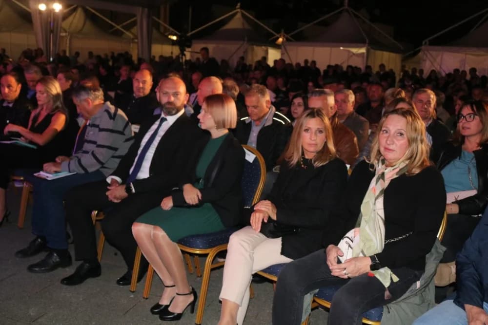 Požeško-zagrebački tamburaši Divne godine pobjednici prvog Lika festa 2023. /FOTO/