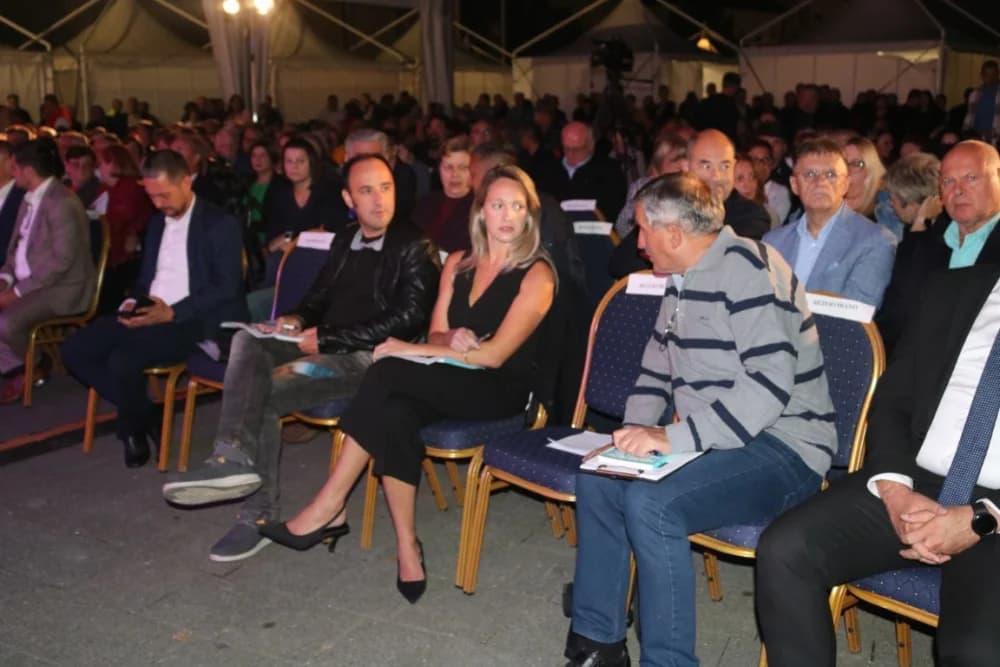 Požeško-zagrebački tamburaši Divne godine pobjednici prvog Lika festa 2023. /FOTO/