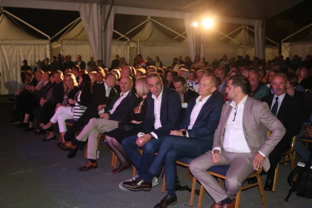 Požeško-zagrebački tamburaši Divne godine pobjednici prvog Lika festa 2023. /FOTO/