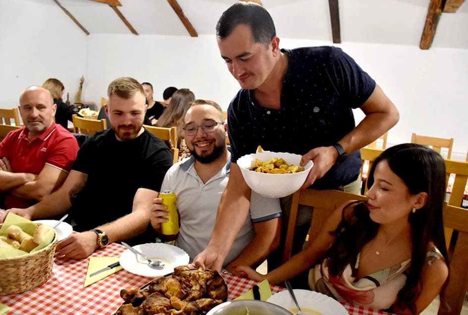 BIŠKUPČANIN MIHAEL IVANOVIĆ POBJEDNIK „VEČERE ZA 5“: Radost veselja podijelio s uzvanicima