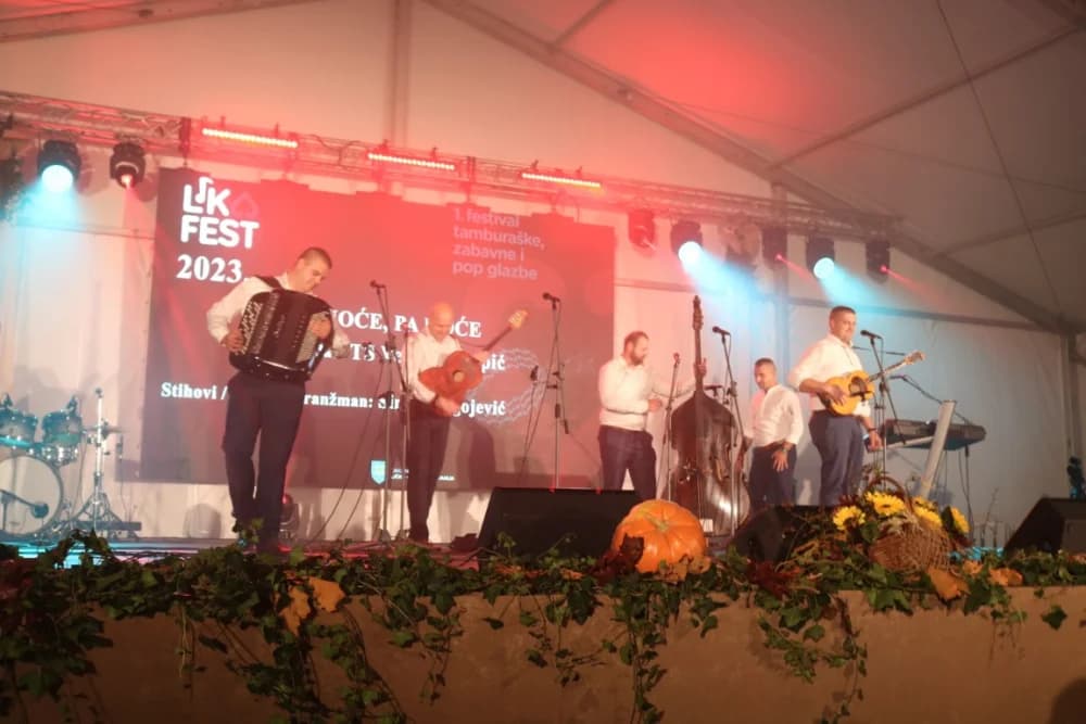 Požeško-zagrebački tamburaši Divne godine pobjednici prvog Lika festa 2023. /FOTO/
