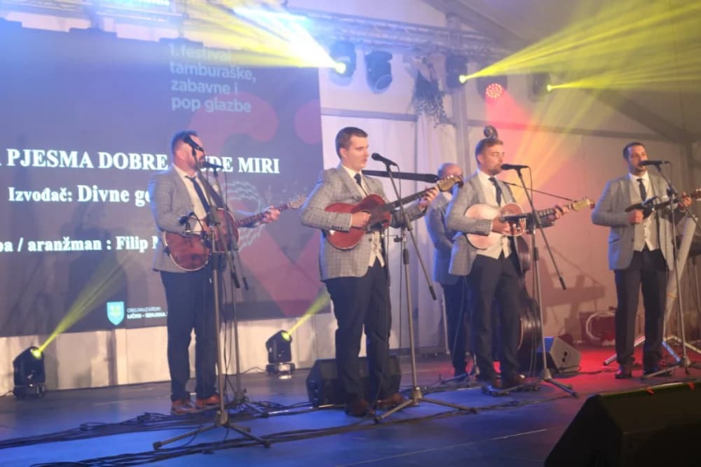 Požeško-zagrebački tamburaši Divne godine pobjednici prvog Lika festa 2023. /FOTO/