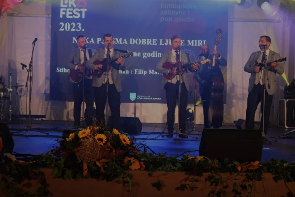 Požeško-zagrebački tamburaši Divne godine pobjednici prvog Lika festa 2023. /FOTO/