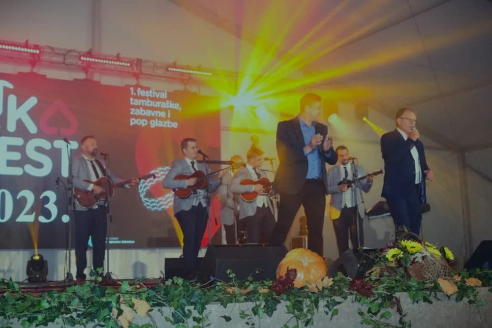 Požeško-zagrebački tamburaši Divne godine pobjednici prvog Lika festa 2023. /FOTO/