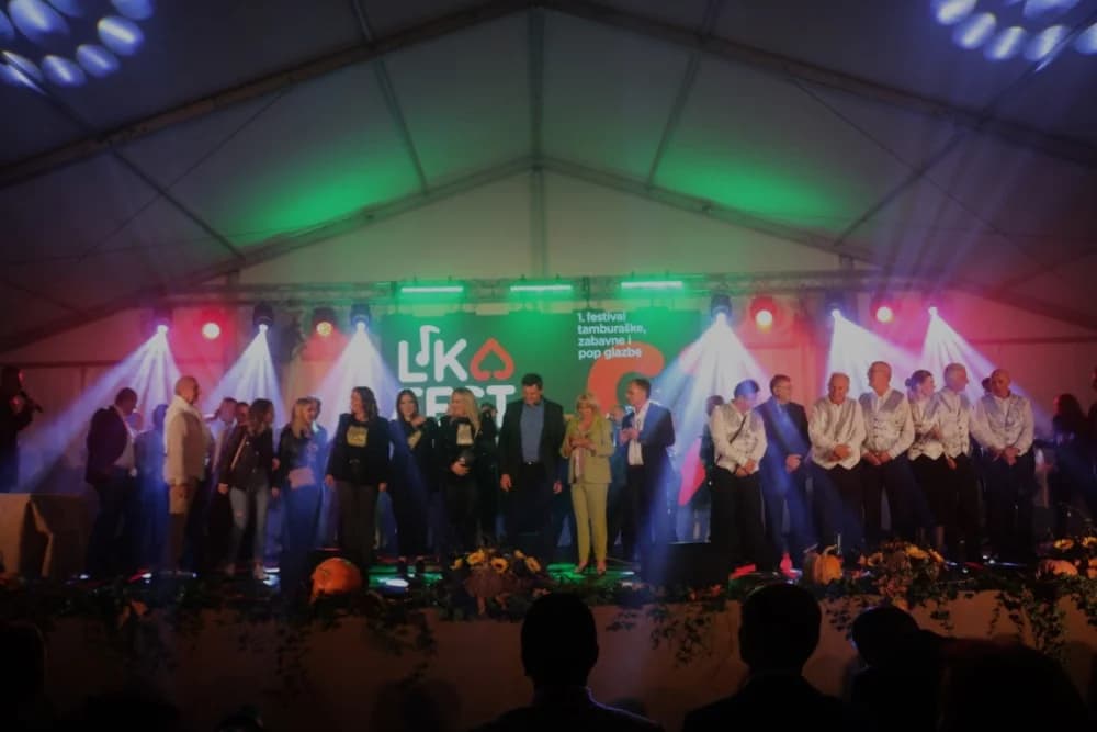 Požeško-zagrebački tamburaši Divne godine pobjednici prvog Lika festa 2023. /FOTO/