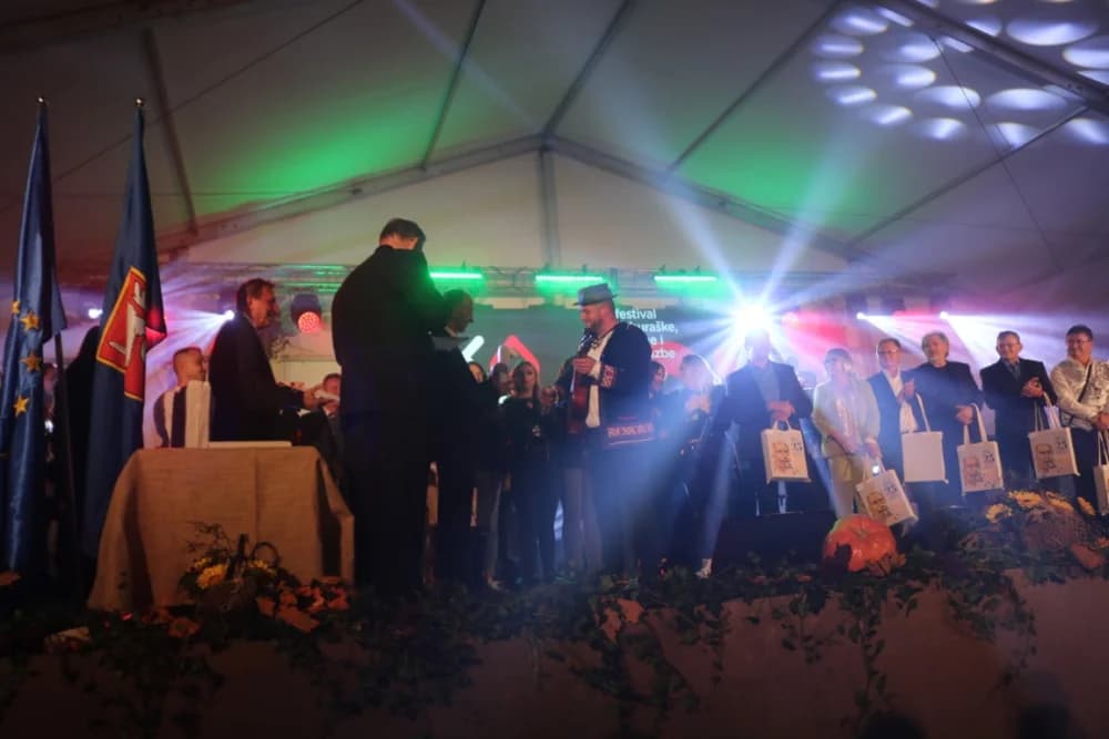 Požeško-zagrebački tamburaši Divne godine pobjednici prvog Lika festa 2023. /FOTO/