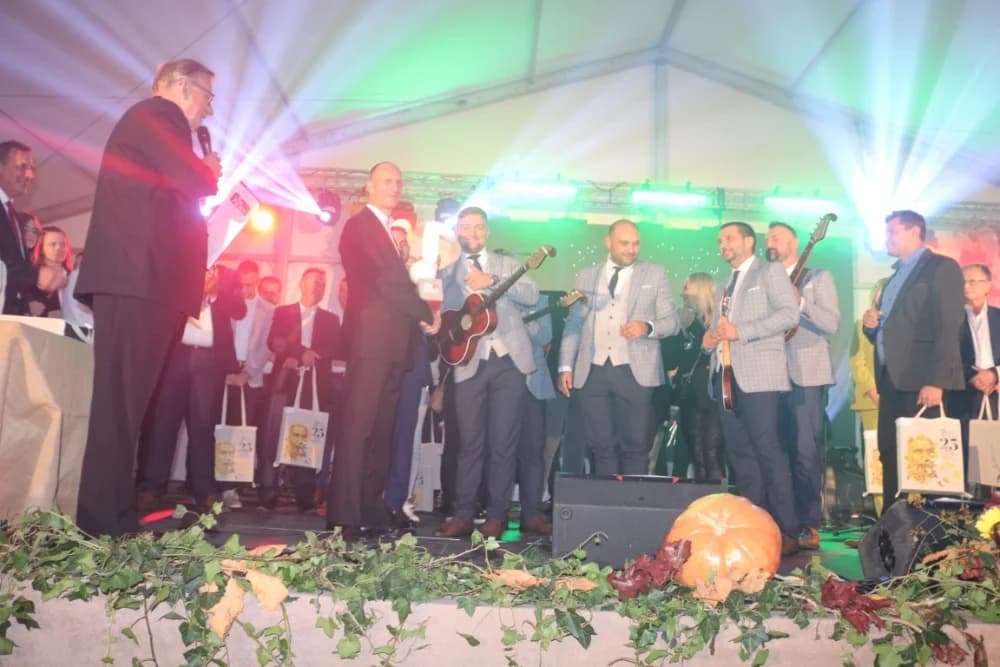 Požeško-zagrebački tamburaši Divne godine pobjednici prvog Lika festa 2023. /FOTO/