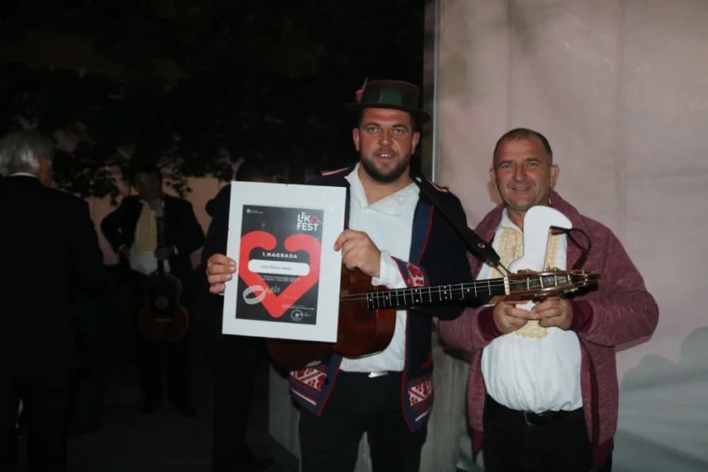Požeško-zagrebački tamburaši Divne godine pobjednici prvog Lika festa 2023. /FOTO/