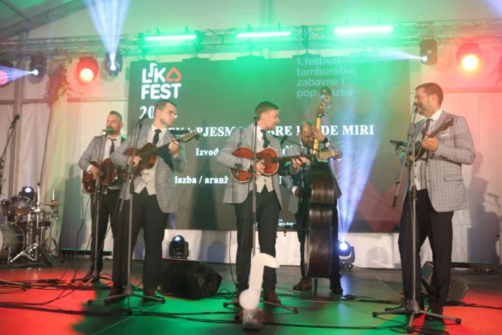 Požeško-zagrebački tamburaši Divne godine pobjednici prvog Lika festa 2023. /FOTO/