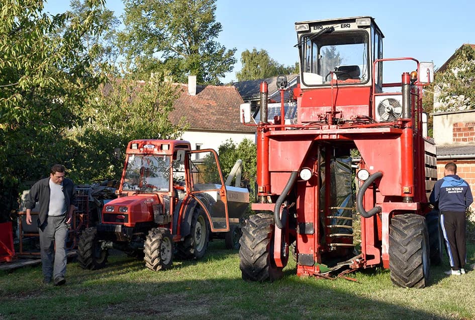OBITELJI BODEGRAJAC IZ KUTJEVA ZAVRŠILKA OVOGODIŠNJU BERBU GROŽĐA: Berba obavljena brzo i u krugu obitelji /FOTO/