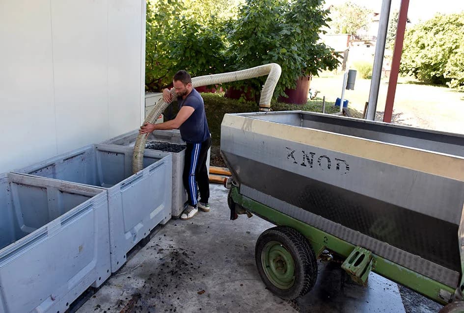 OBITELJI BODEGRAJAC IZ KUTJEVA ZAVRŠILKA OVOGODIŠNJU BERBU GROŽĐA: Berba obavljena brzo i u krugu obitelji /FOTO/