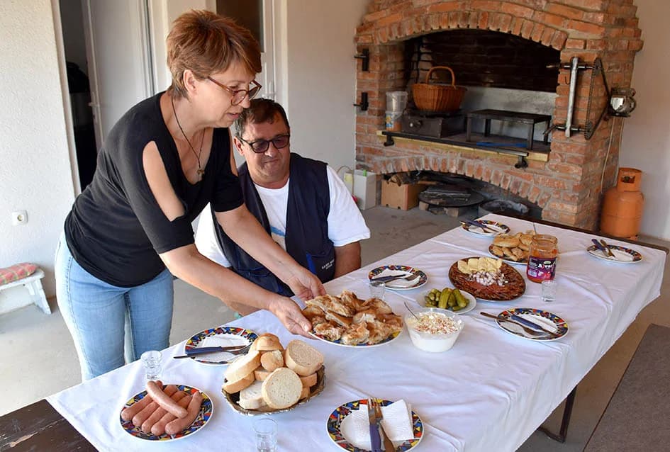 OBITELJI BODEGRAJAC IZ KUTJEVA ZAVRŠILKA OVOGODIŠNJU BERBU GROŽĐA: Berba obavljena brzo i u krugu obitelji /FOTO/