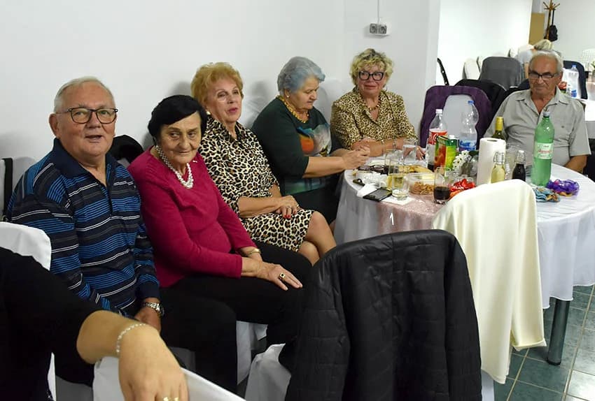 Uz ples i kola nadpjevavalo se bećarcima