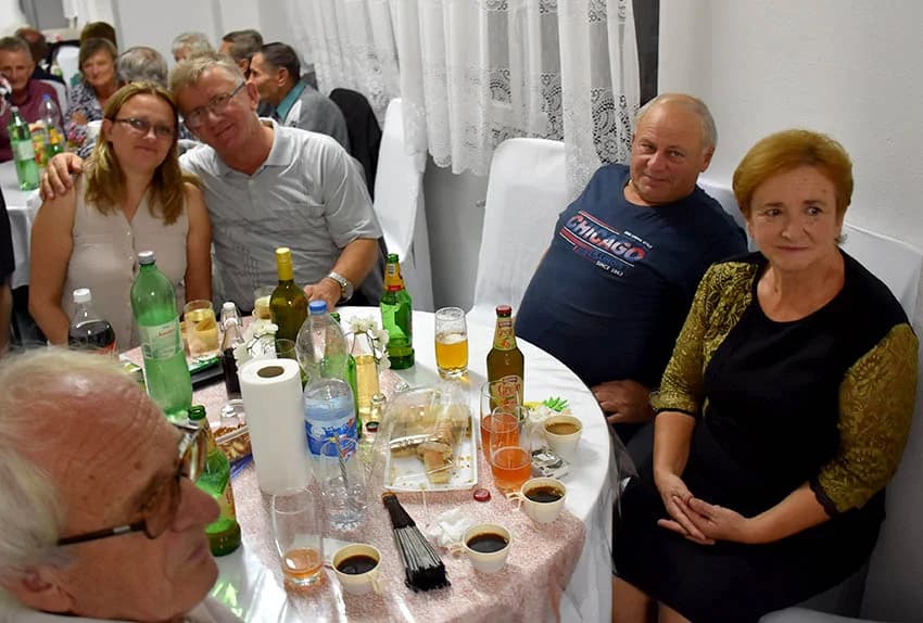 Uz ples i kola nadpjevavalo se bećarcima
