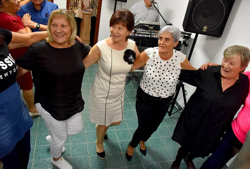 Uz ples i kola nadpjevavalo se bećarcima