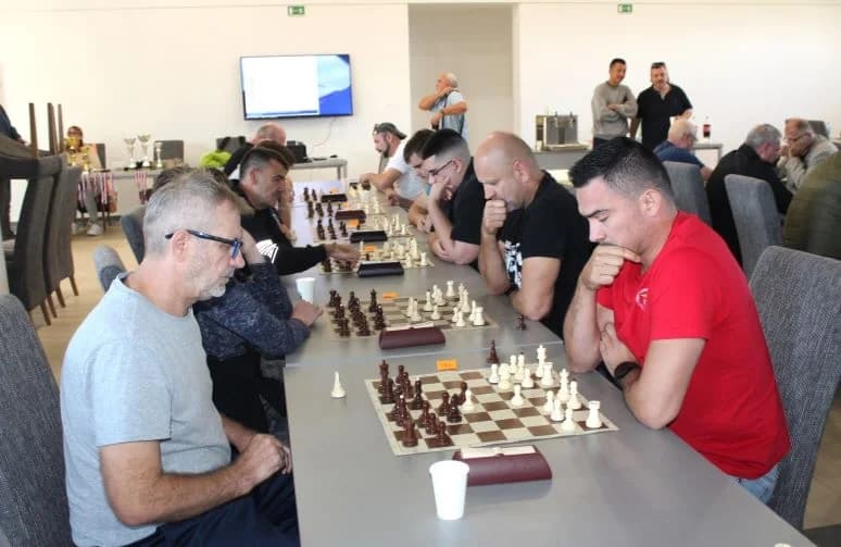 UZ DAN OPĆINE BRESTOVAC ODRŽAN ŠAHOVSKI TURNIR: Prvo mjesto i pobjednički pehar osvojio velemajstor Bogdan Lalić