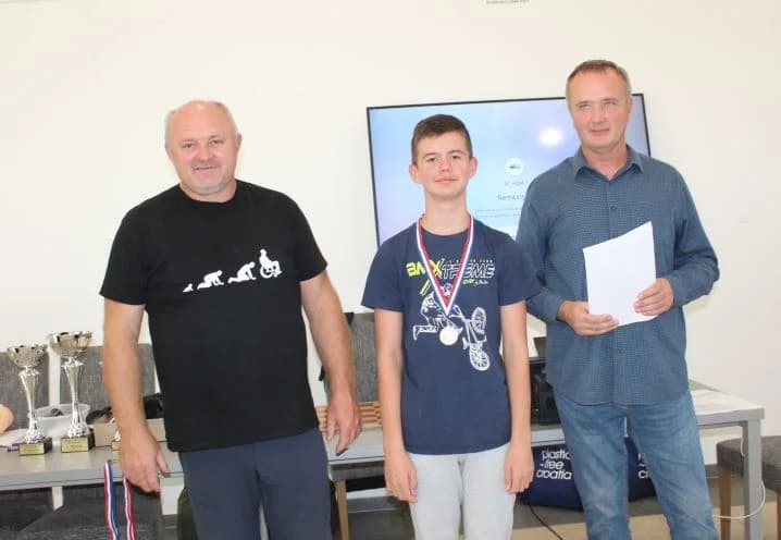 UZ DAN OPĆINE BRESTOVAC ODRŽAN ŠAHOVSKI TURNIR: Prvo mjesto i pobjednički pehar osvojio velemajstor Bogdan Lalić