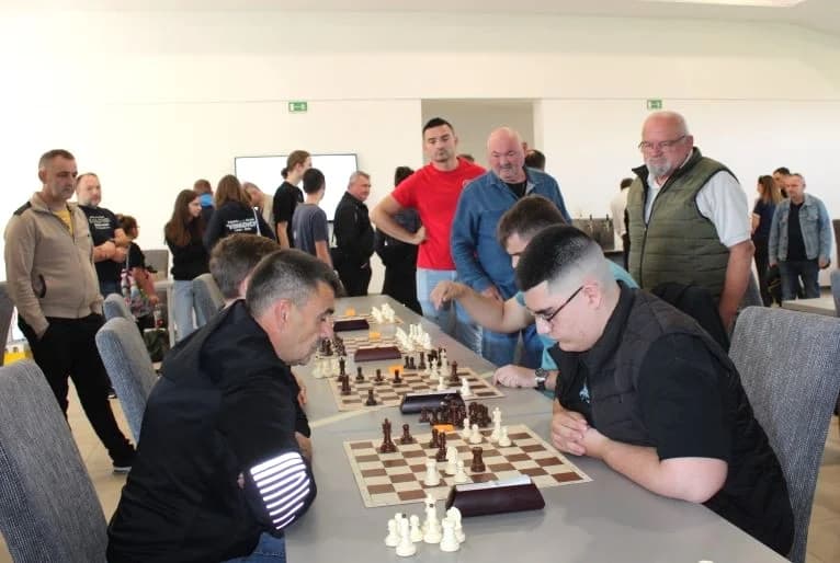 UZ DAN OPĆINE BRESTOVAC ODRŽAN ŠAHOVSKI TURNIR: Prvo mjesto i pobjednički pehar osvojio velemajstor Bogdan Lalić