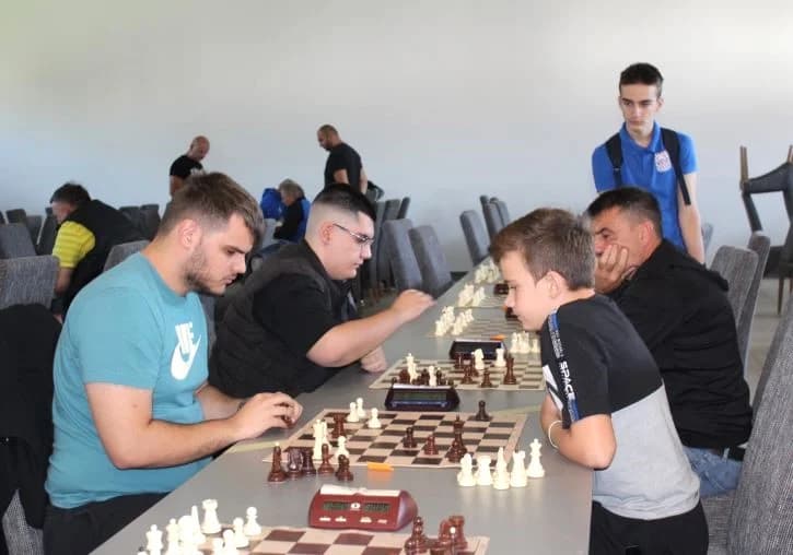 UZ DAN OPĆINE BRESTOVAC ODRŽAN ŠAHOVSKI TURNIR: Prvo mjesto i pobjednički pehar osvojio velemajstor Bogdan Lalić