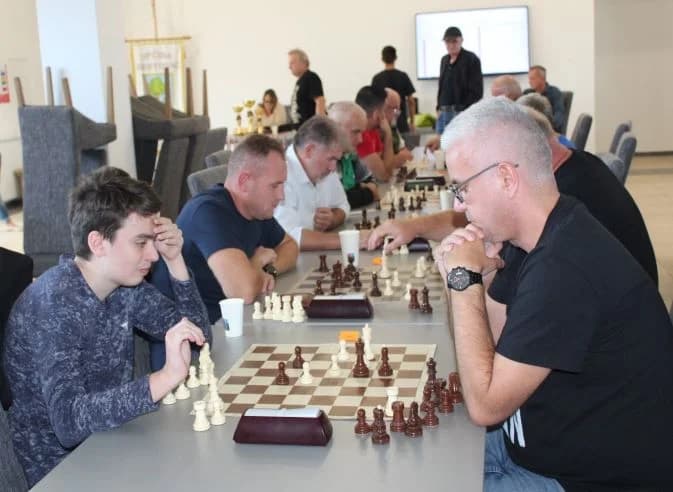 UZ DAN OPĆINE BRESTOVAC ODRŽAN ŠAHOVSKI TURNIR: Prvo mjesto i pobjednički pehar osvojio velemajstor Bogdan Lalić