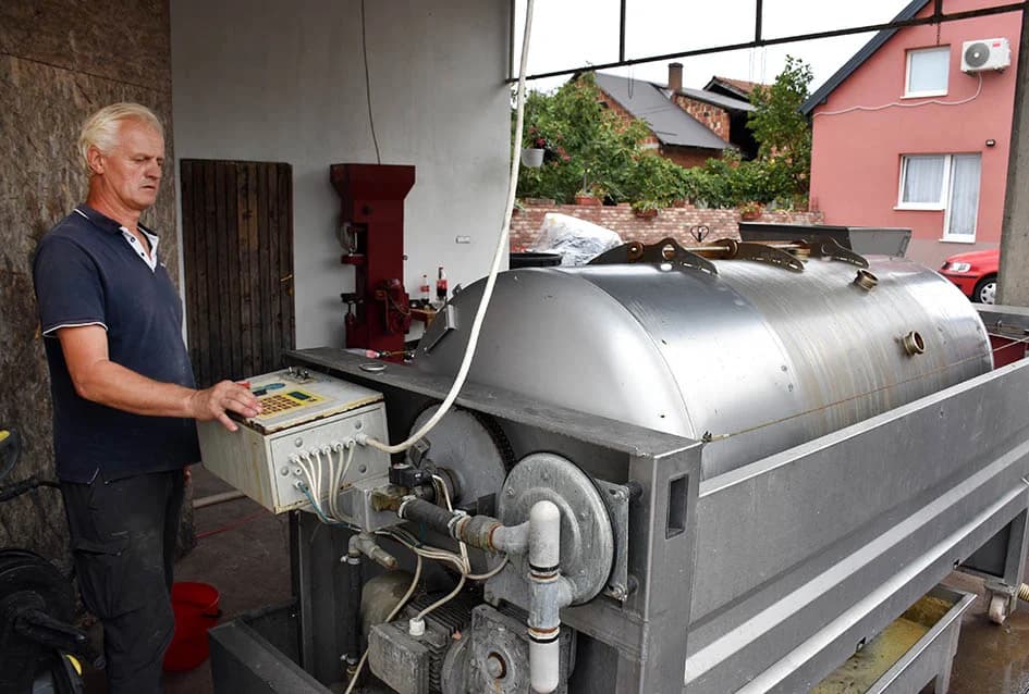 KUTJEVAČKA OBITELJ ČAMAK PRIVELA BERBU KRAJU: Vera i Robert zadovoljno trljaju dlanove