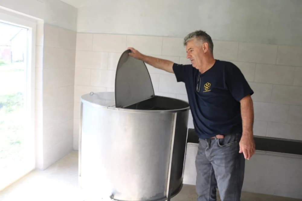 Požeški pčelar Željko Balen jedini u našoj zemlji oformio energetski neovisan i samoodrživ pčelinjak /FOTO/