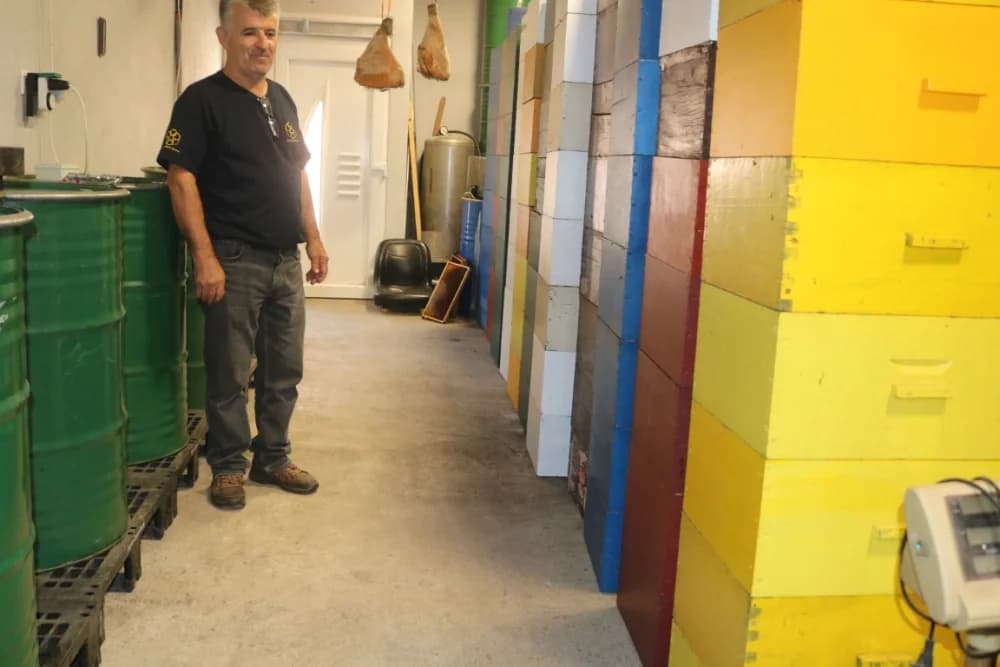 Požeški pčelar Željko Balen jedini u našoj zemlji oformio energetski neovisan i samoodrživ pčelinjak /FOTO/