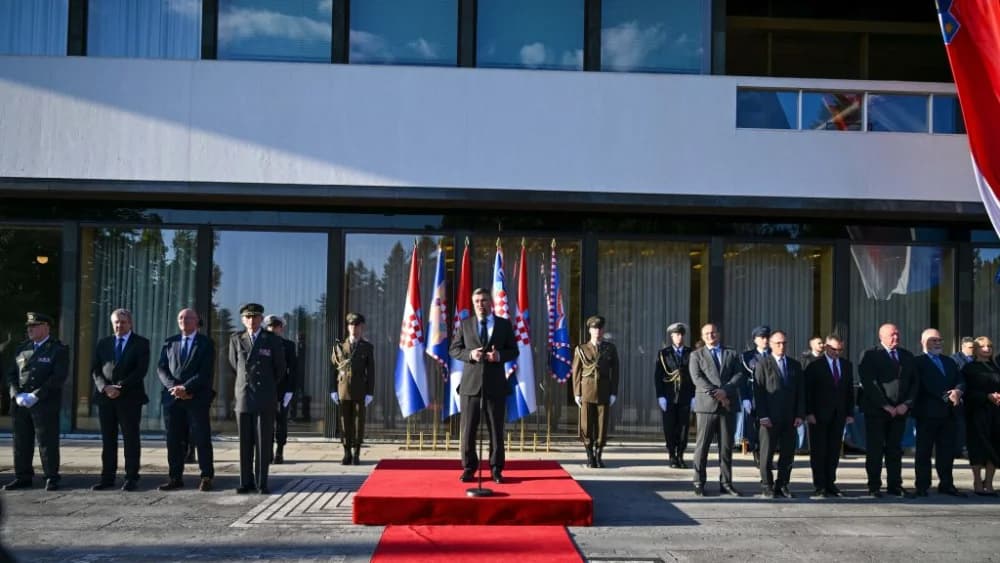 SVEČANO NA PANTOVČAKU: Četiri pripadnika požeško-slavonske Policijske uprave odlikovao predsjednik Republike