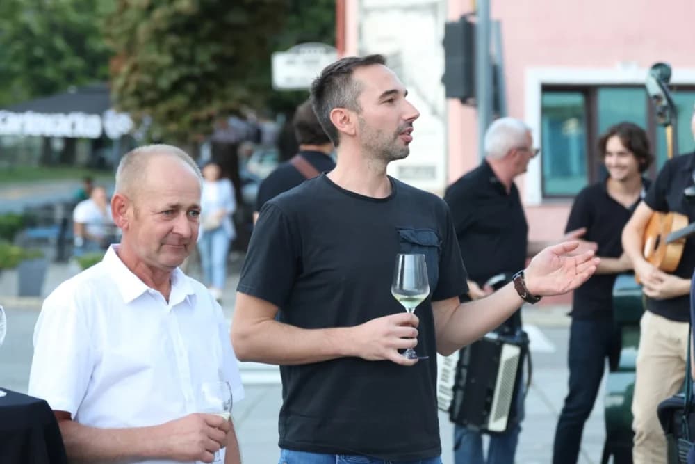 ZAVRŠETAK BERBE: Dosadašnji  vincilir Zoran Svitok na oproštaj doveo tamburaše, a za novog vincilira izabran Viktor Tepeš