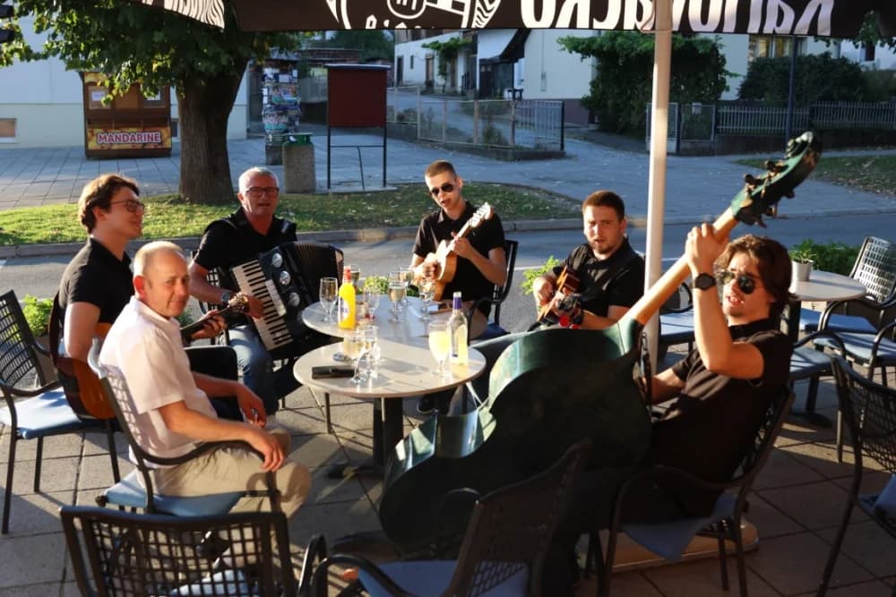 ZAVRŠETAK BERBE: Dosadašnji  vincilir Zoran Svitok na oproštaj doveo tamburaše, a za novog vincilira izabran Viktor Tepeš