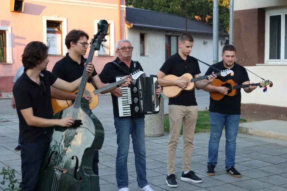 ZAVRŠETAK BERBE: Dosadašnji  vincilir Zoran Svitok na oproštaj doveo tamburaše, a za novog vincilira izabran Viktor Tepeš