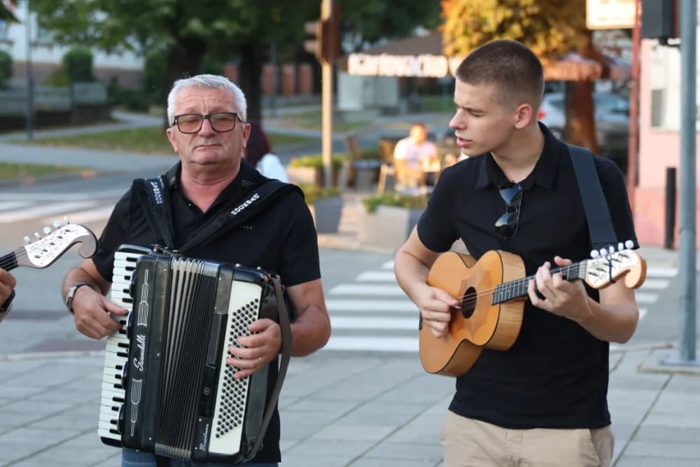 ZAVRŠETAK BERBE: Dosadašnji  vincilir Zoran Svitok na oproštaj doveo tamburaše, a za novog vincilira izabran Viktor Tepeš