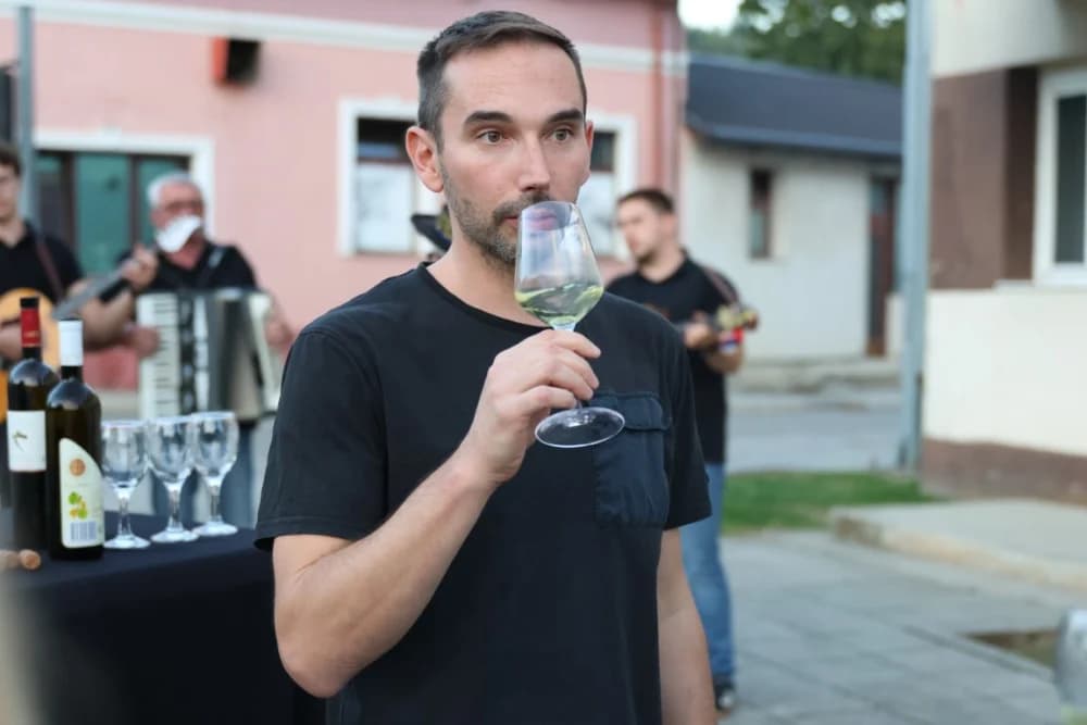 ZAVRŠETAK BERBE: Dosadašnji  vincilir Zoran Svitok na oproštaj doveo tamburaše, a za novog vincilira izabran Viktor Tepeš