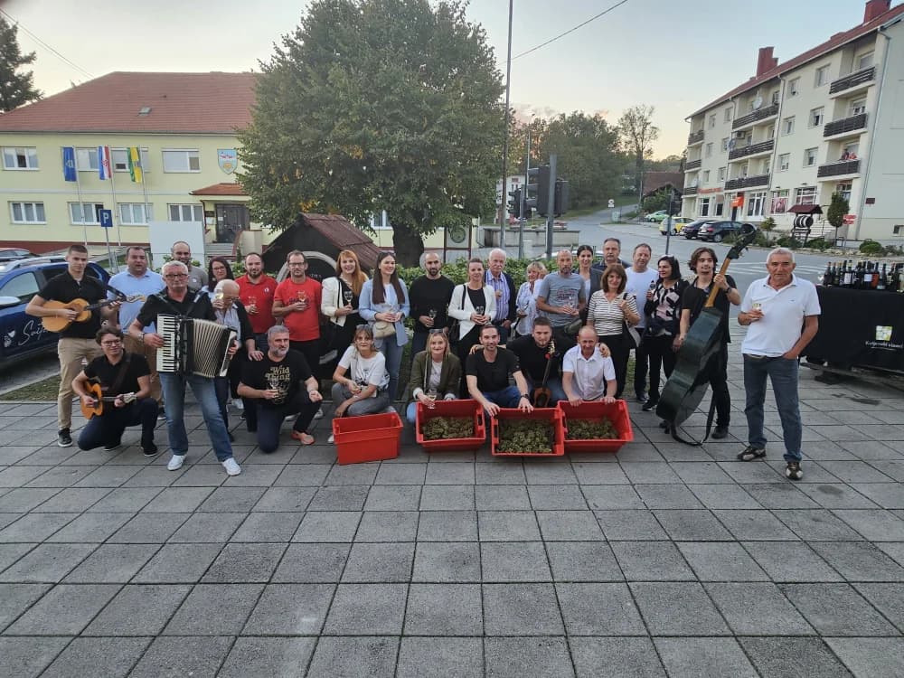 ZAVRŠETAK BERBE: Dosadašnji  vincilir Zoran Svitok na oproštaj doveo tamburaše, a za novog vincilira izabran Viktor Tepeš