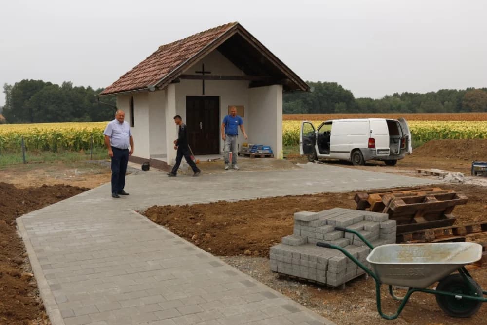 Dovršena izgradnja prilazne staze u groblju Tekić te postavljanje ivičnjaka
