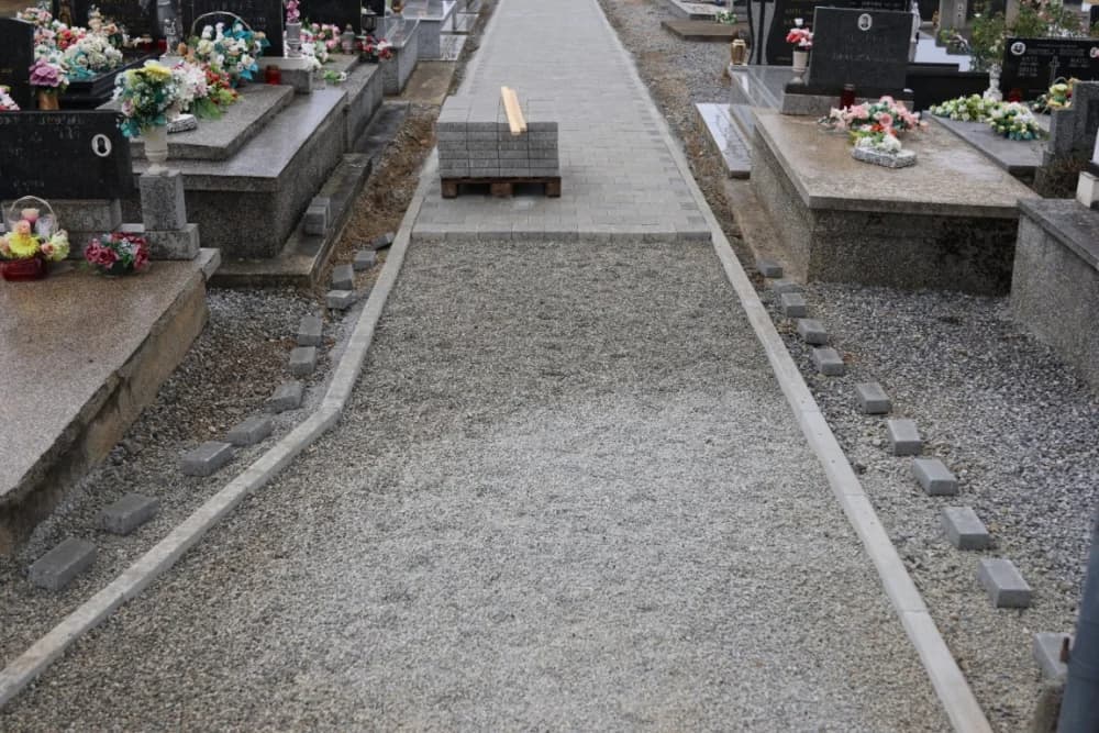 Dovršena izgradnja prilazne staze u groblju Tekić te postavljanje ivičnjaka