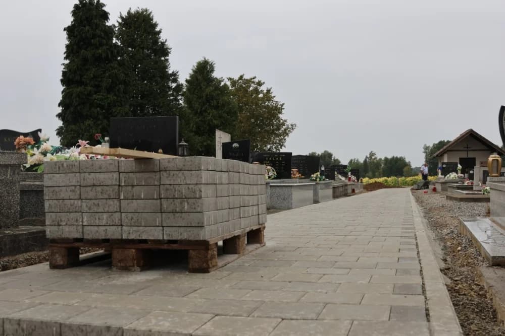 Dovršena izgradnja prilazne staze u groblju Tekić te postavljanje ivičnjaka
