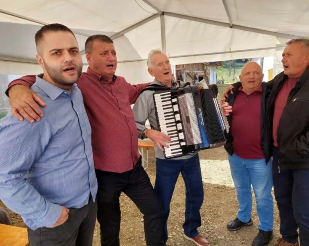 FOTOZABILJEŠKA: Tomica Švajda sa svojim gostima proslavio Miholje u Djedinoj Rijeci pod šatorom