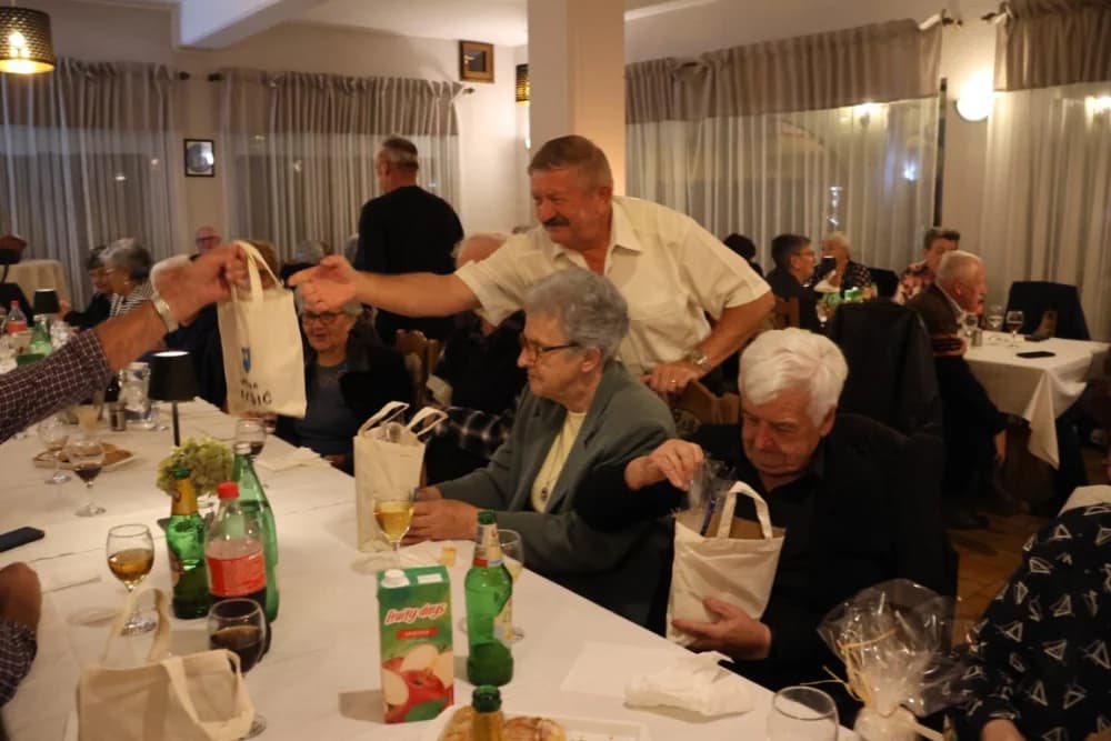DAN STARIJIH OSOBA: Jakšićki umirovljenici dobili darove uz svoj praznik