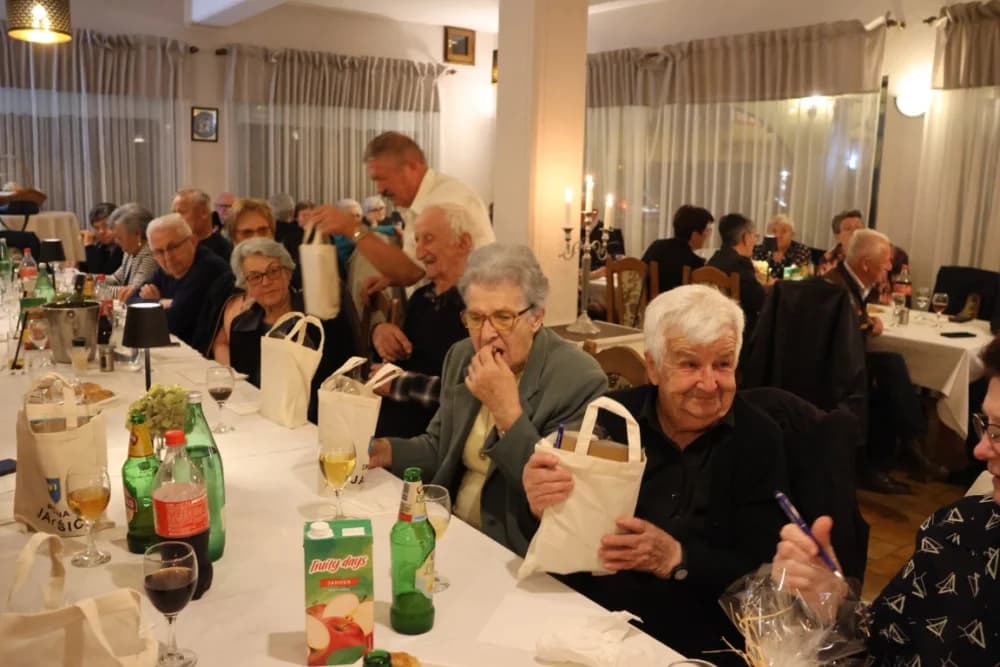 DAN STARIJIH OSOBA: Jakšićki umirovljenici dobili darove uz svoj praznik