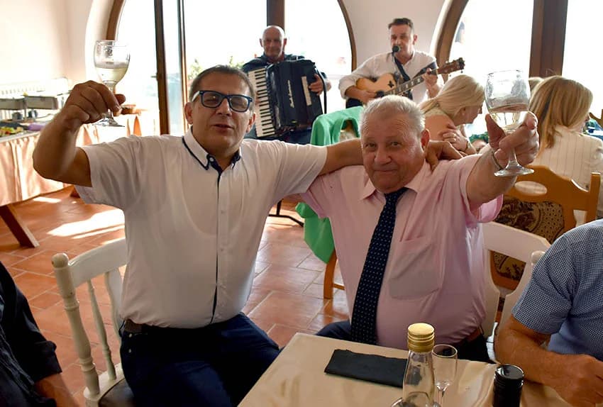 DIDA JOZO LEDIĆ ZAKORAČIO U DEVETO DESETLJEĆE ŽIVOTA: Zajedno imaju 160 godina