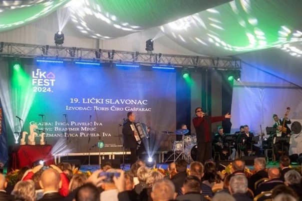 Požeški i kaptolački pjevači i tamburaši svirali i pjevali na Lika festu u Gospiću